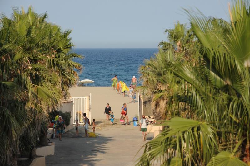 Réservez vos vacances dans un camping avec accès direct à une plage méditerranéenne