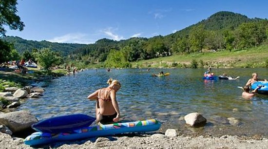 Venez passer des vacances revitalisantes à deux pas du Pont du Gard au camping Mas De La Cam !