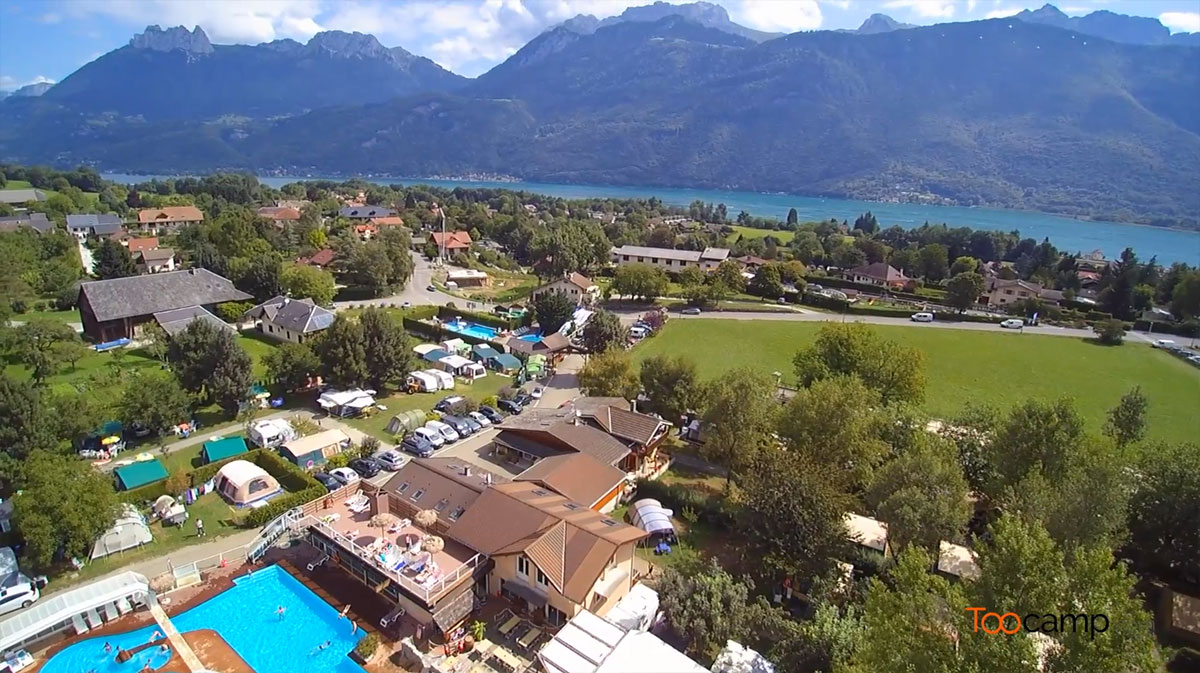 Passez un séjour au pieds des montagnes et face au lac au camping Les Fontaines !