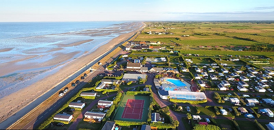 Camping sur les plages du Débarquement : l’astuce pour apprendre l’histoire en s’amusant