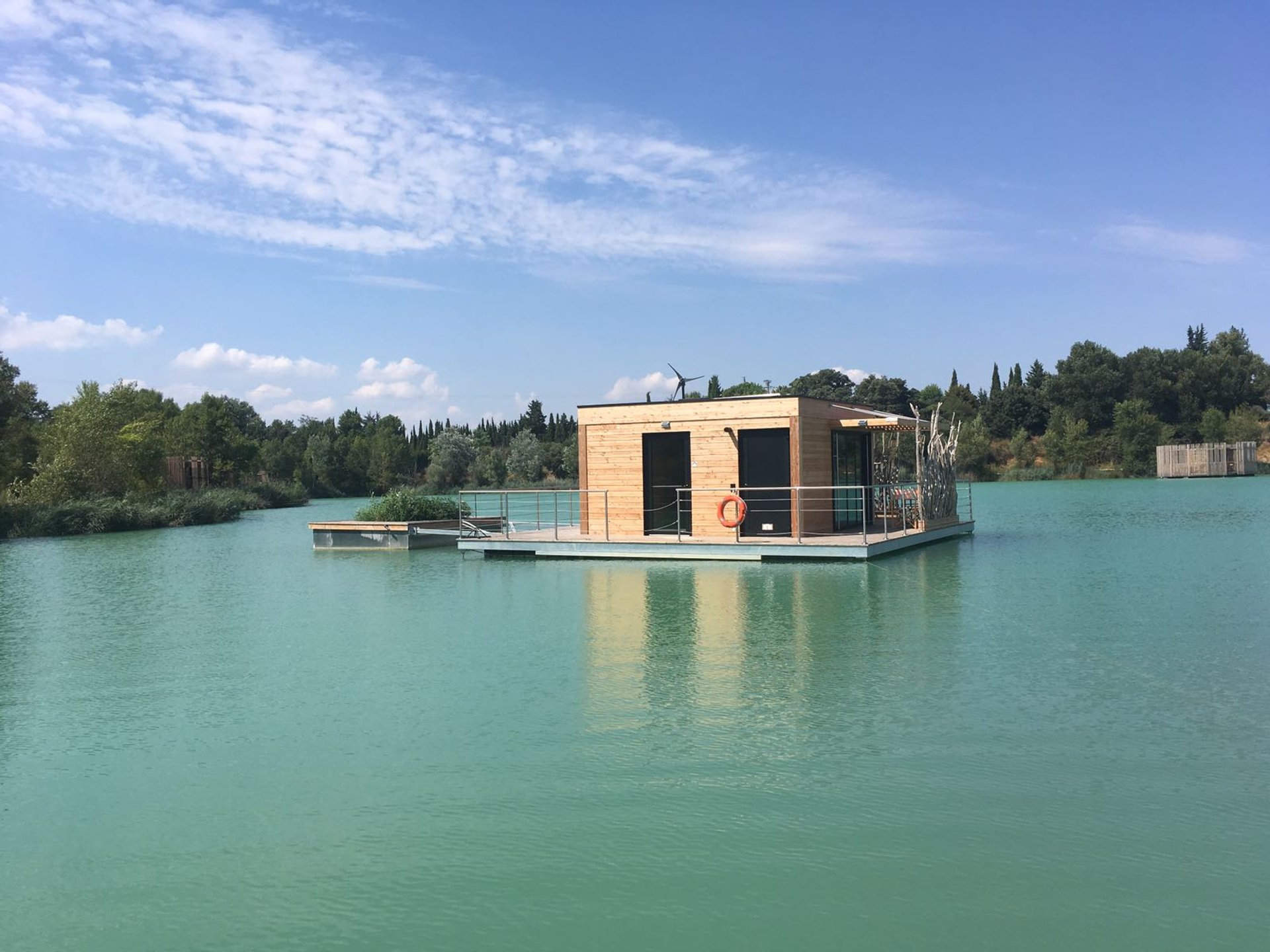 Vacances en plein air : quel intérêt présente la location de cabane sur l’eau ?